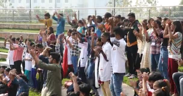 Indyjscy Studenci Machają Rękami Świeżym Powietrzu Audytorium Marca 2024 Hyderabad — Wideo stockowe