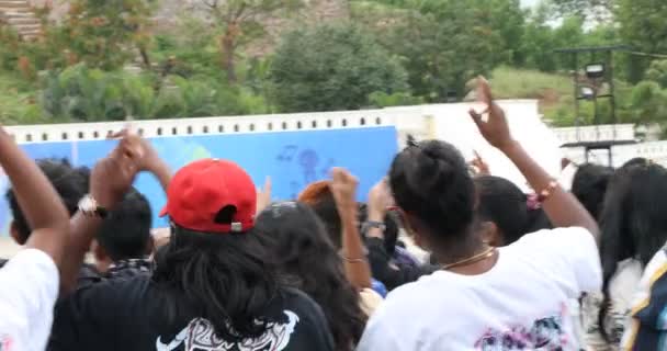 Estudiantes Indios Saludan Con Las Manos Auditorio Aire Libre Marzo — Vídeo de stock