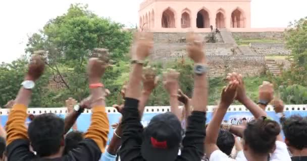 Estudantes Indianos Acenando Com Mãos Livre Auditório Março 2024 Hyderabad — Vídeo de Stock