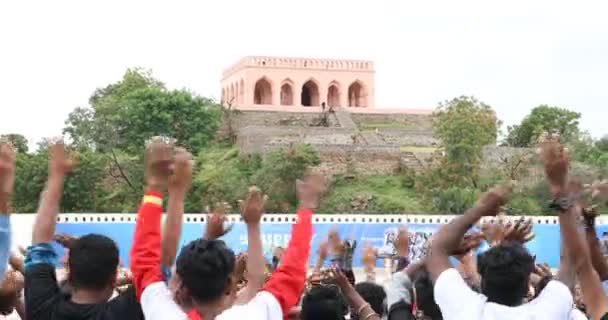 2024年3月10日印度海得拉巴的印度学生在露天礼堂挥手 — 图库视频影像