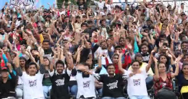 2024年3月10日印度海得拉巴的印度学生在露天礼堂挥手 — 图库视频影像