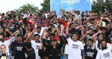 Hintli Öğrenciler 10 Mart 2024 Hyderabad Hindistan Açık Hava Salonunda El Sallıyor