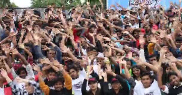 Indyjscy Studenci Machają Rękami Świeżym Powietrzu Audytorium Marca 2024 Hyderabad — Wideo stockowe