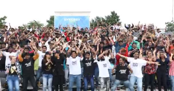 Ινδοί Μαθητές Κυματίζουν Χέρια Υπαίθριο Αμφιθέατρο Μαρτίου 2024 Hyderabad Ινδία — Αρχείο Βίντεο