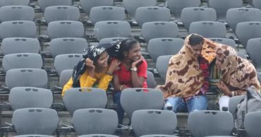 Hintli öğrenciler 10 Mart 2024 Hyderabad Hindistan açık hava konferans salonunda