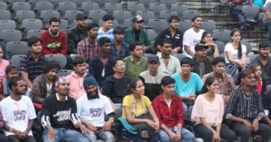 Hintli öğrenciler 10 Mart 2024 Hyderabad Hindistan açık hava konferans salonunda