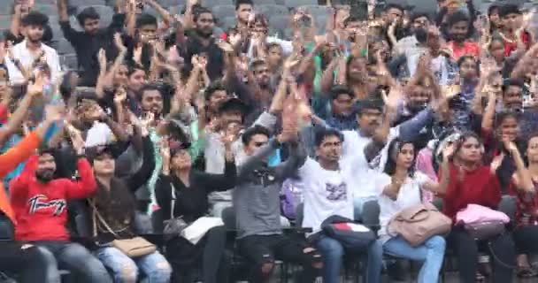 Estudiantes Indios Saludan Con Las Manos Auditorio Aire Libre Marzo — Vídeos de Stock
