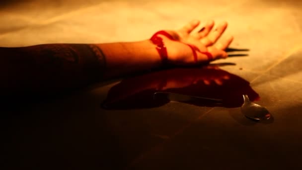 Polsi Con Spacco Sanguinante Suicidio Maschile — Video Stock