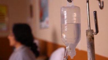 Salin şişesi hastanede kancaya asılı.