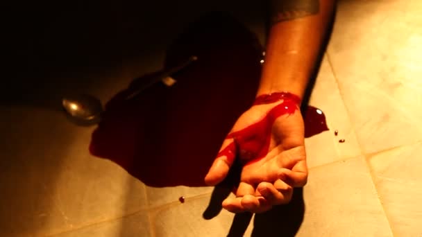 Manligt Självmord Blodiga Slit Handleder — Stockvideo