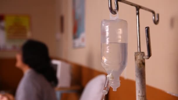 Kochsalzflasche Hängt Krankenhaus Haken — Stockvideo