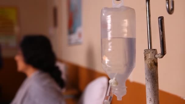 Garrafa Salina Pendura Gancho Hospital — Vídeo de Stock