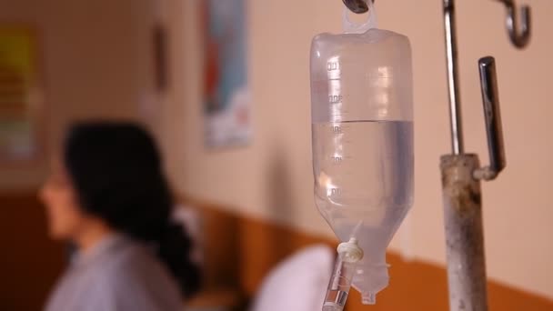 Zoutfles Hangt Aan Haak Ziekenhuis — Stockvideo