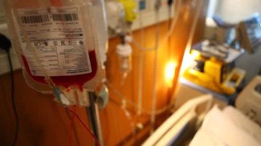 Salin şişesi hastanede kancaya asılı.