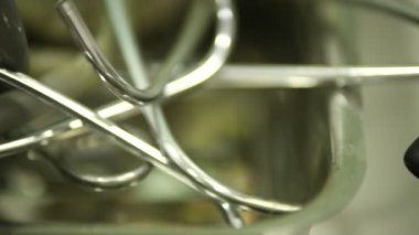 Steteskop ve ilaçlar masanın üstünde.