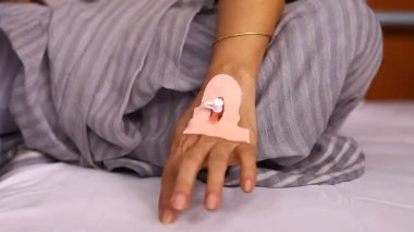 Serum hastanın eline damlıyor.