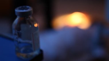 İlaç şişesiyle enjeksiyon.