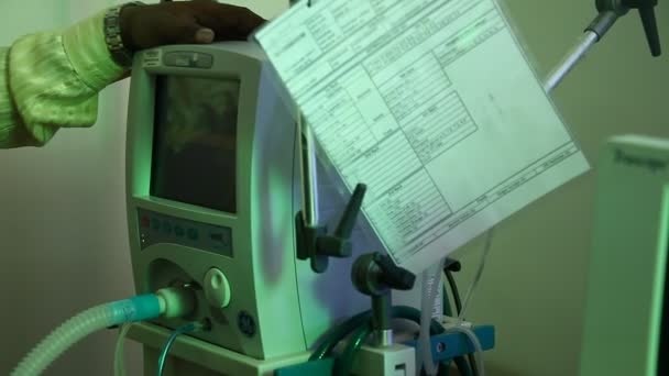Μια Οθόνη Υπολογιστή Φανταστικό Νοσοκομείο Παρακολούθηση Μιας Ανθρώπινης Καρδιάς — Αρχείο Βίντεο