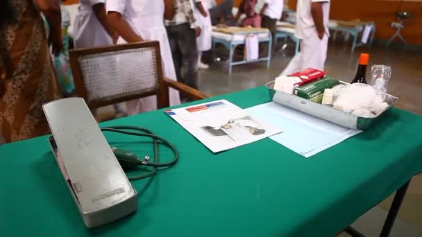 Herzdruck Blutdruckmessgerät Auf Einem Tisch — Stockvideo