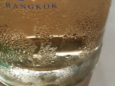 Soğuk bira bardağına su damlıyor.