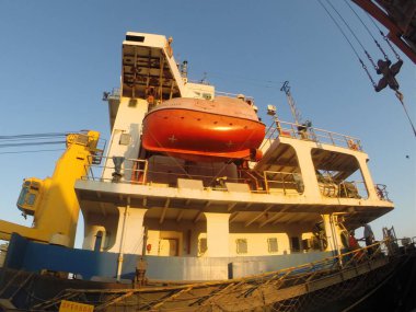 Harbor 'da bir gemi.