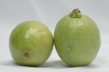 Guava meyvesi beyaz arkaplanda izole