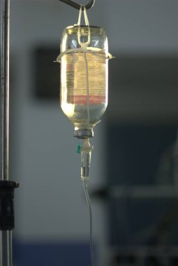 Saline Medicine Şişe Bir standa tutun