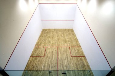 Tatil köyündeki Squash Court.