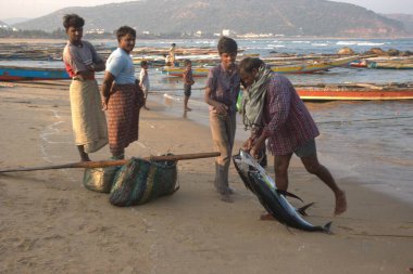 20 Nisan 2024 'te Vizag Hindistan' da bir sahilde balıkçılar