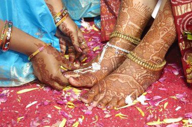 Geleneksel Hindu Düğününde Yeni Çift Eller