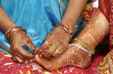 Geleneksel Hindu Düğününde Yeni Çift Eller