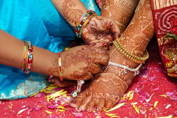 Geleneksel Hindu Düğününde Yeni Çift Eller