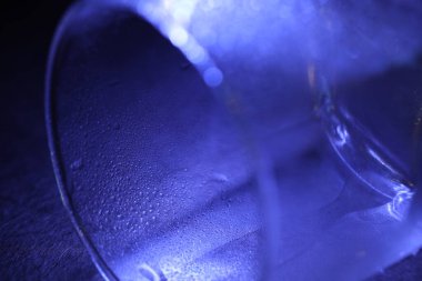 Bardağa su damlatıyor.