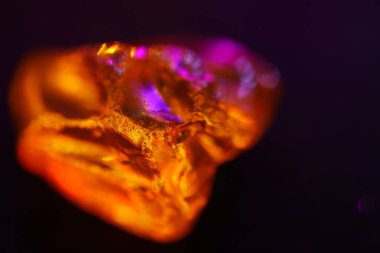 Renkli ışıklarda ham elmas
