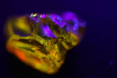 Renkli ışıklarda ham elmas