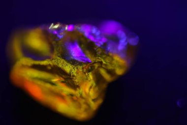 Renkli ışıklarda ham elmas