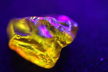 Renkli ışıklarda ham elmas