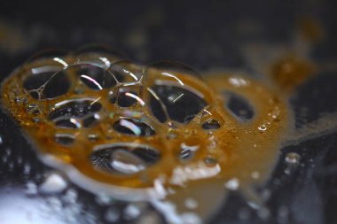 Renkli suda hava kabarcıkları