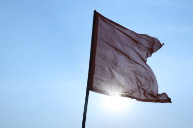 Bir teknede dalgalanan bayrak