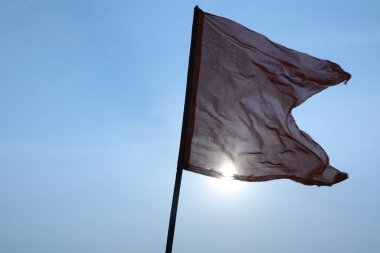 Bir teknede dalgalanan bayrak