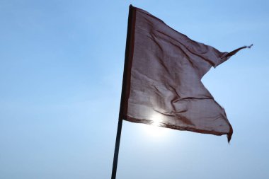 Bir teknede dalgalanan bayrak