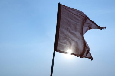 Bir teknede dalgalanan bayrak