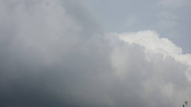 Mavi Gökyüzü ve Bulutlar