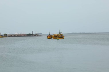 Harbor 'da bir gemi.