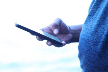 Cep telefonlu erkek modeller