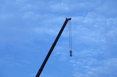 Crane inşaat alanında çalışıyor.