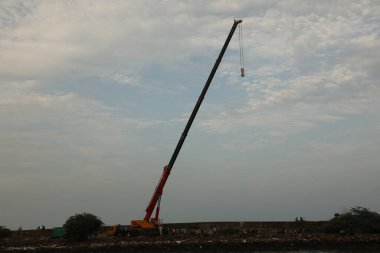 Crane inşaat alanında çalışıyor.