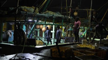 Gece çalışan Hintli Balıkçılar