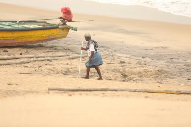 15 Temmuz 'da Kakinada Andhra Pradesh Hindistan' da bir teknede yaşlı balıkçı.