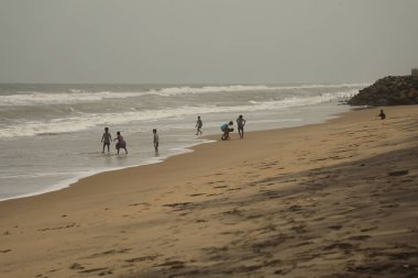 Kakinada Andhra Pradesh Hindistan 'da 15 Temmuz 2024' te bir plajda bir çocuk.